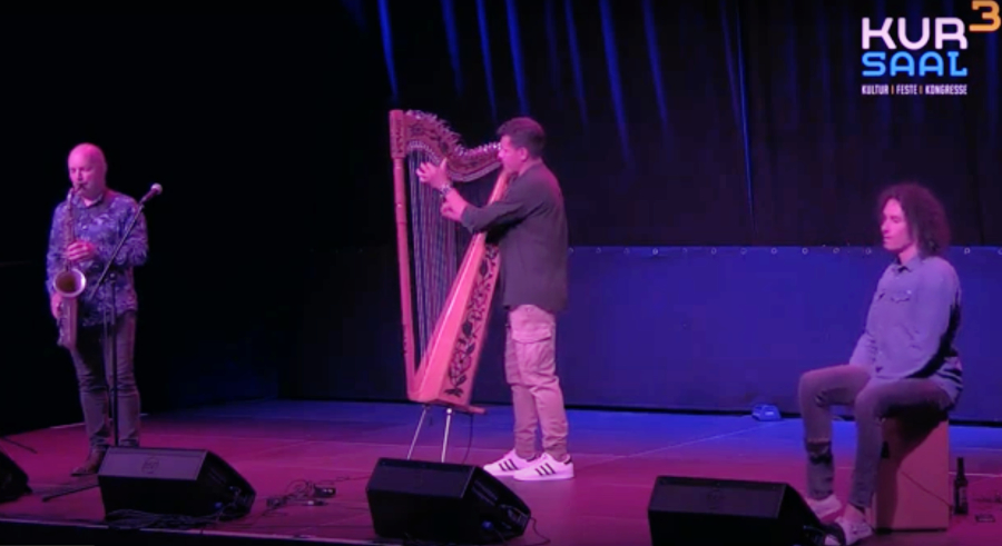 saxyarpa, Vom Bogen bis zum Horn, Kursaal 3 - Die drei Musiker auf der Bühne des Kuursaal3
