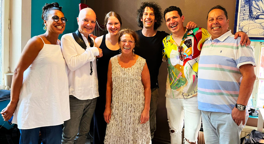 saxyarpa, Aperitivo, Café Veloso - Gruppenfoto mit der Band und Maria Veloso, alle sind sehr gut gelaunt.